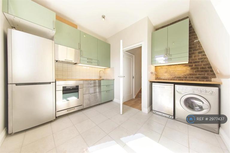 Flat Macfarlane Road in Greater London