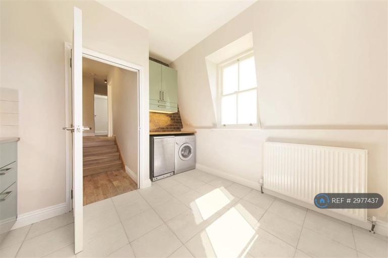 Flat Macfarlane Road in Greater London