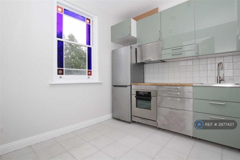 Flat Macfarlane Road in Greater London
