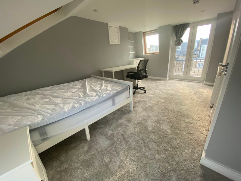 Room Iffley Road in Greater London