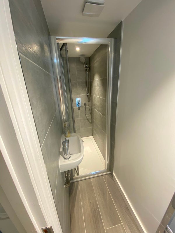 Room Iffley Road in Greater London