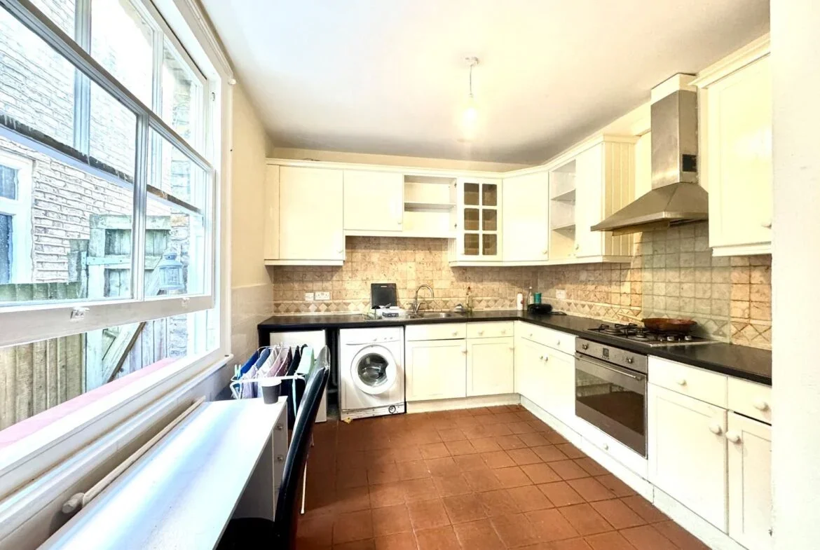 Room Chatham Road in Greater London