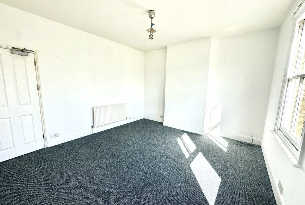 Room Chatham Road in Greater London