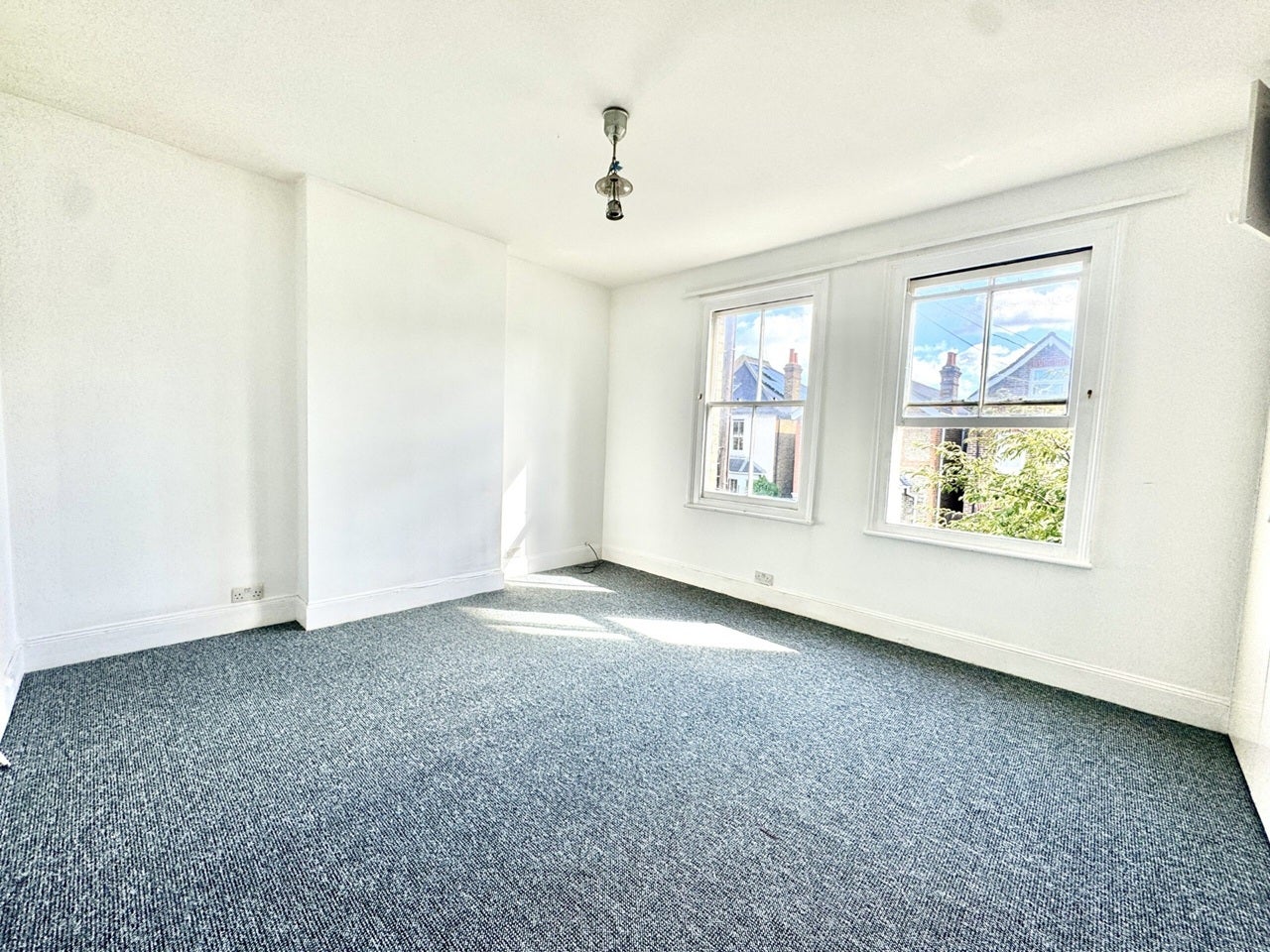 Room Chatham Road in Greater London