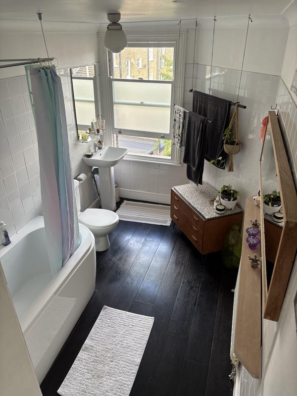 Room Saratoga Road in Greater London