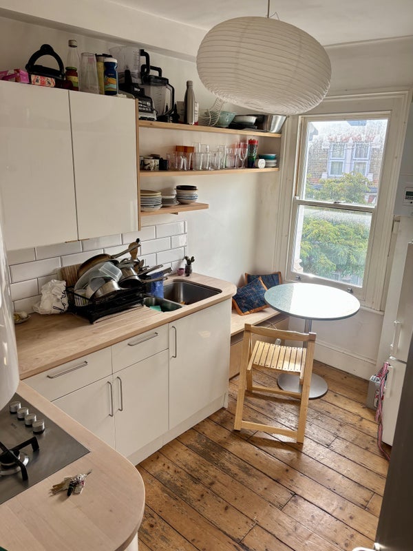 Room Saratoga Road in Greater London