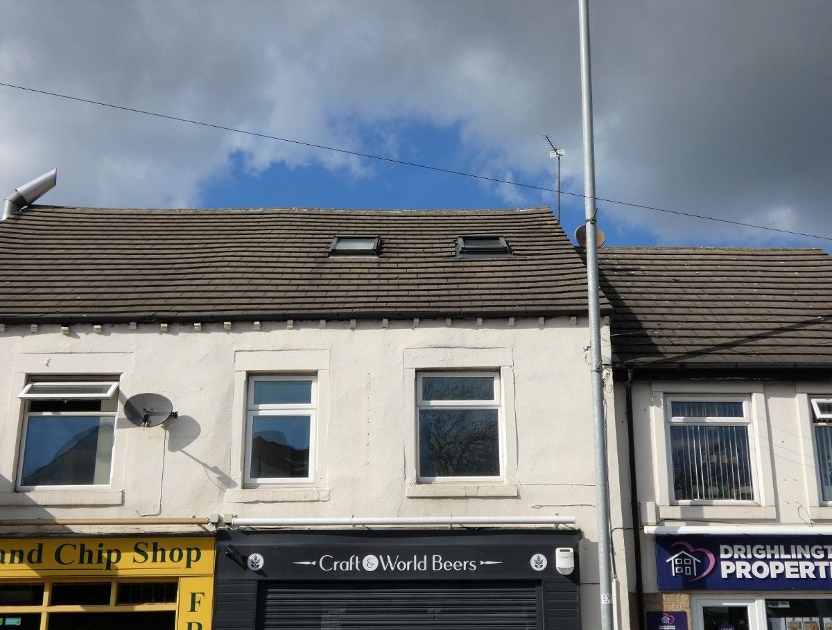 Flat Whitehall Road in Bradford