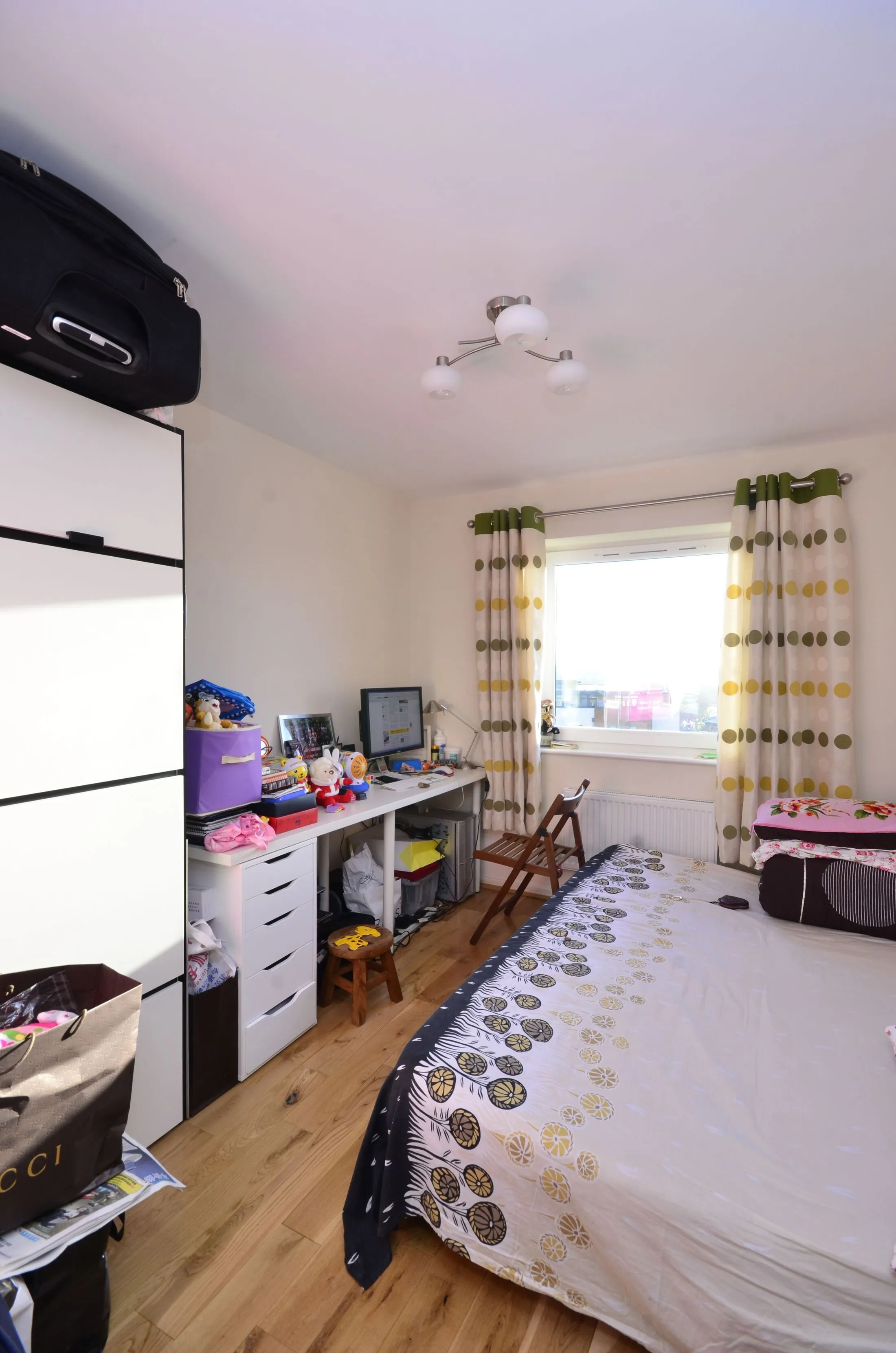 Flat Peacock Close in Greater London