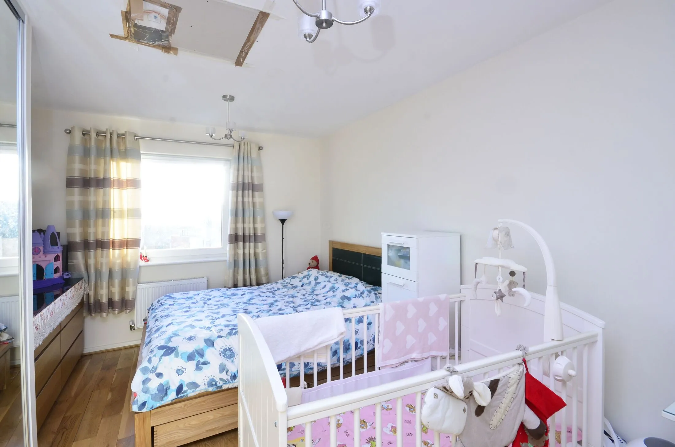 Flat Peacock Close in Greater London