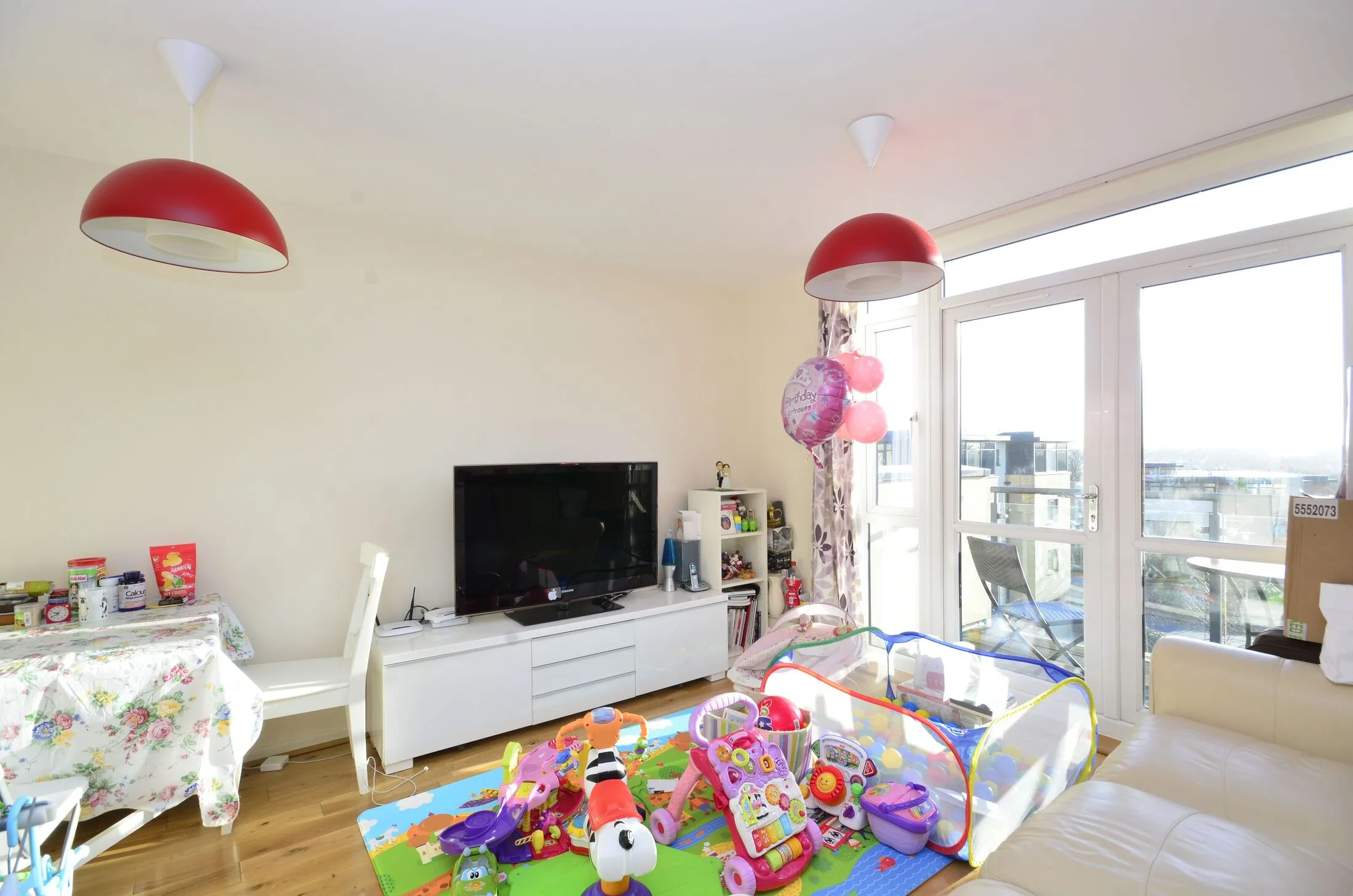 Flat Peacock Close in Greater London