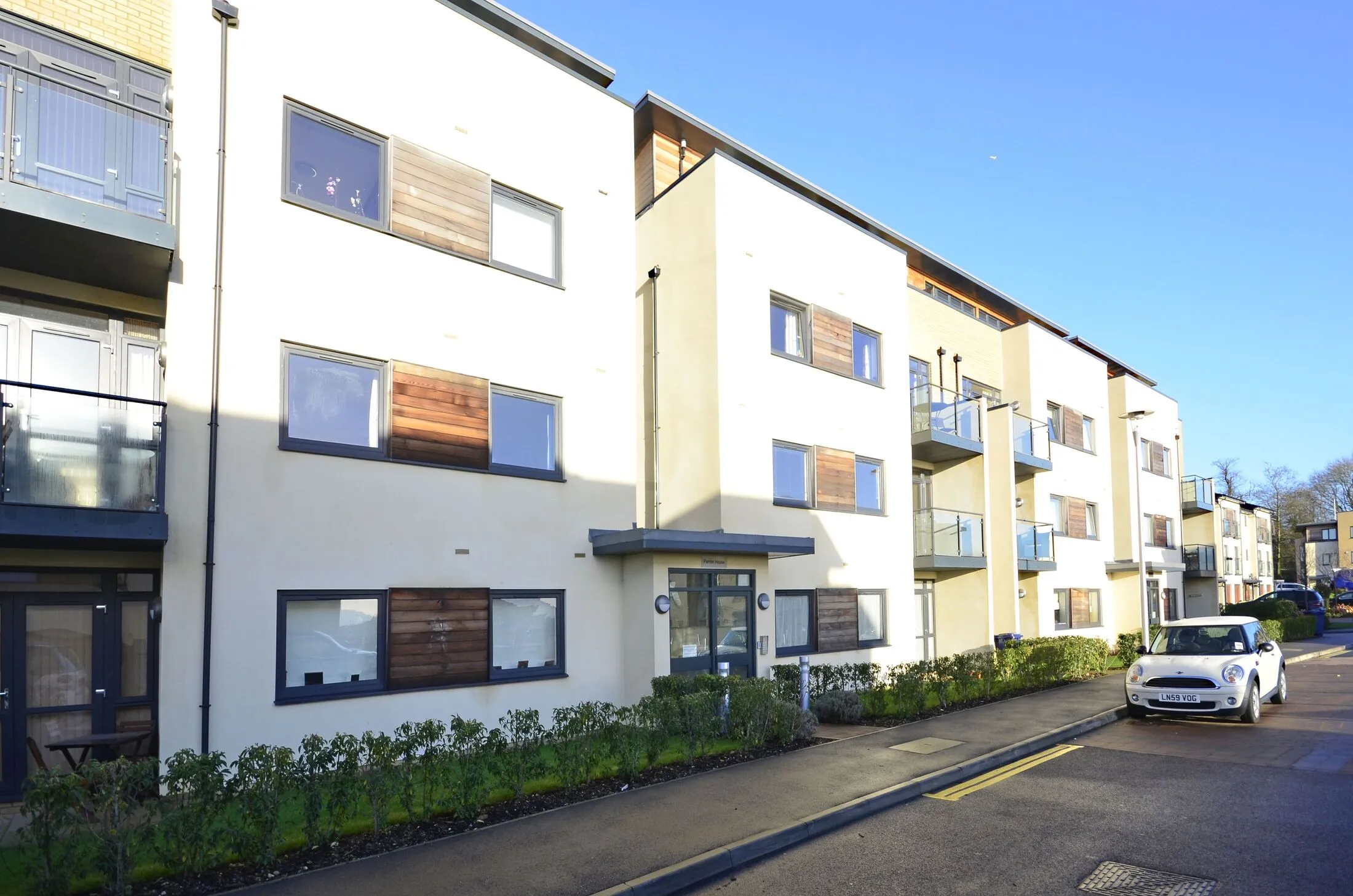 Flat Peacock Close in Greater London