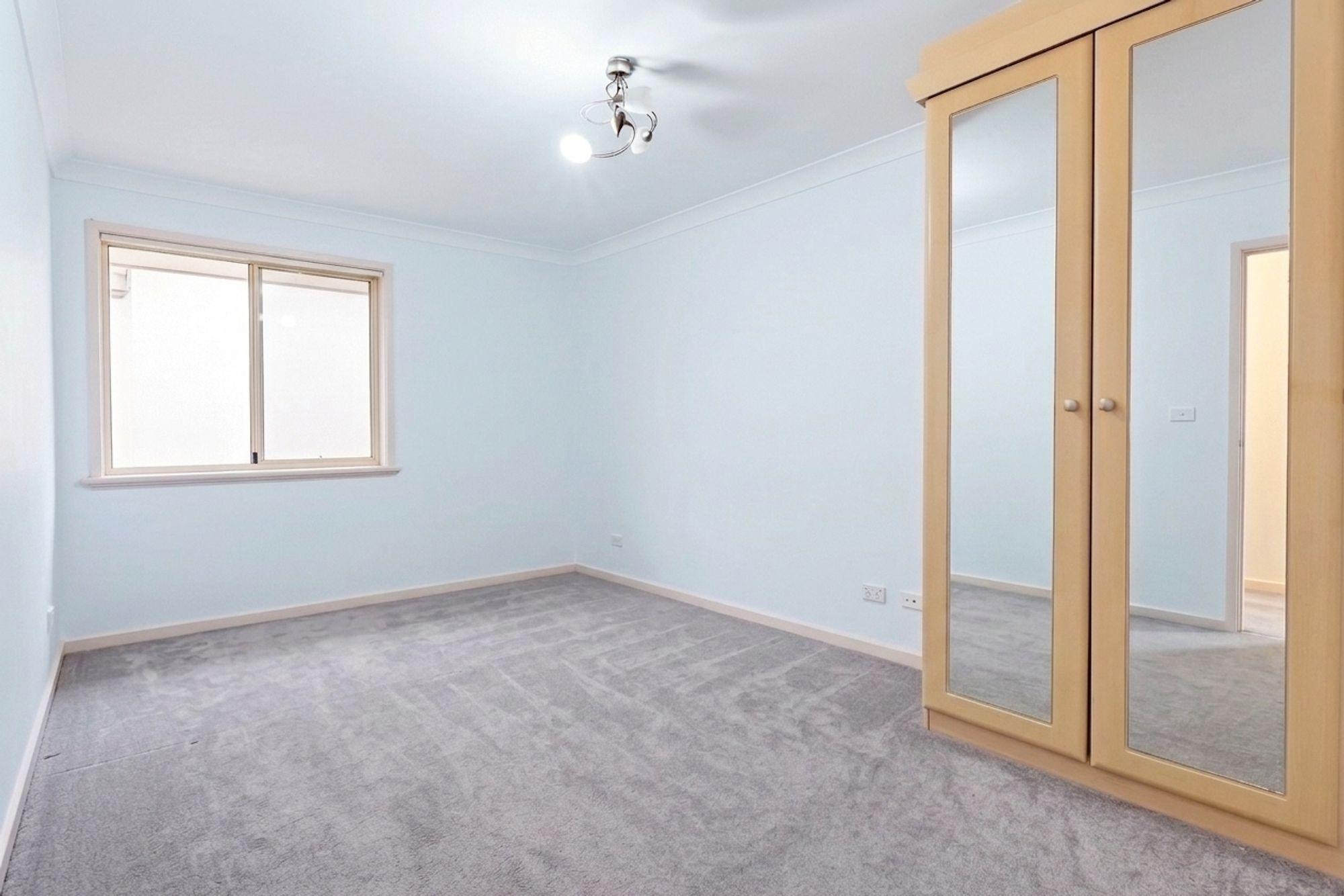 Flat Hersham Road in Walton-on-Thames