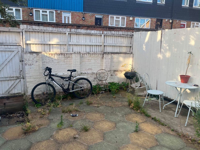 Room Surr Street in Greater London