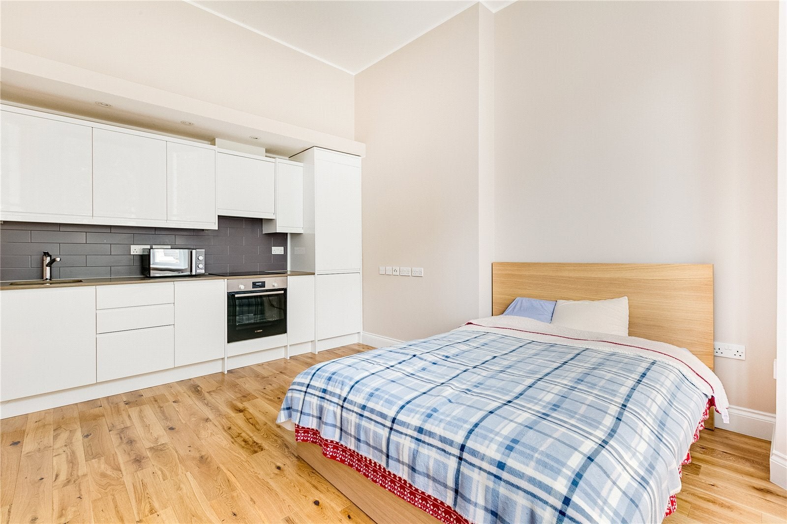 Flat Longridge Road in Greater London