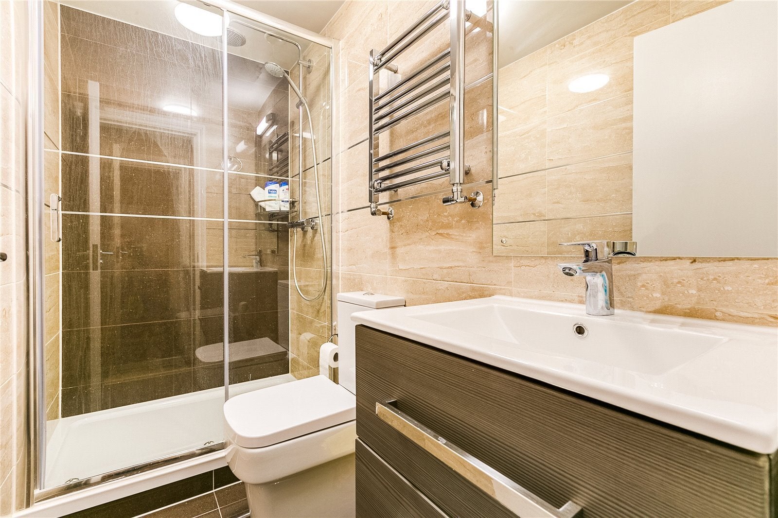 Flat Longridge Road in Greater London
