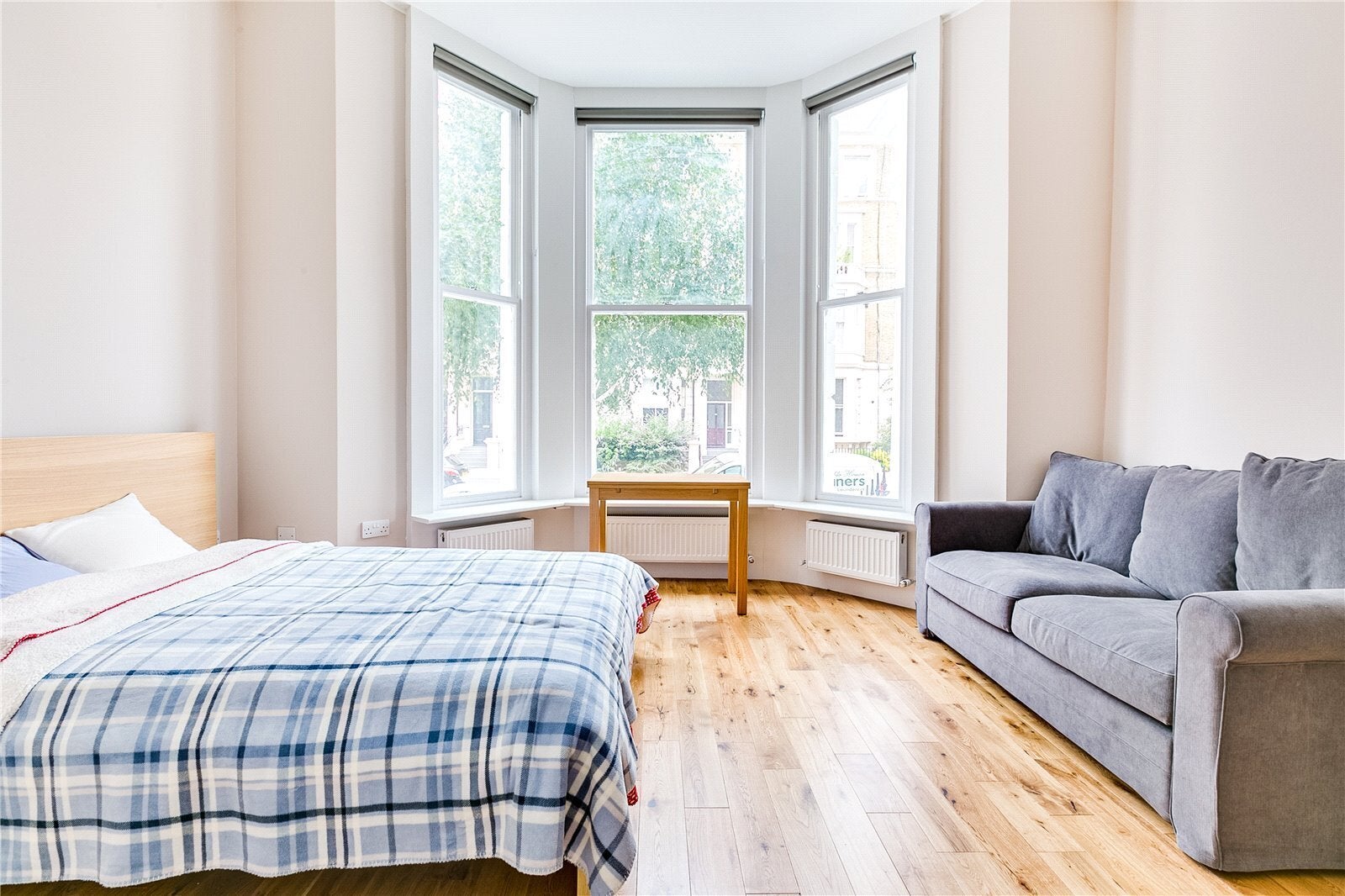 Flat Longridge Road in Greater London