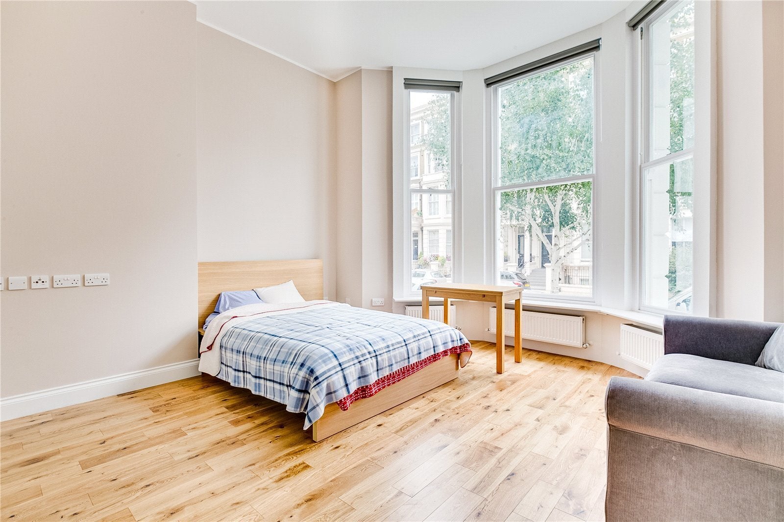 Flat Longridge Road in Greater London
