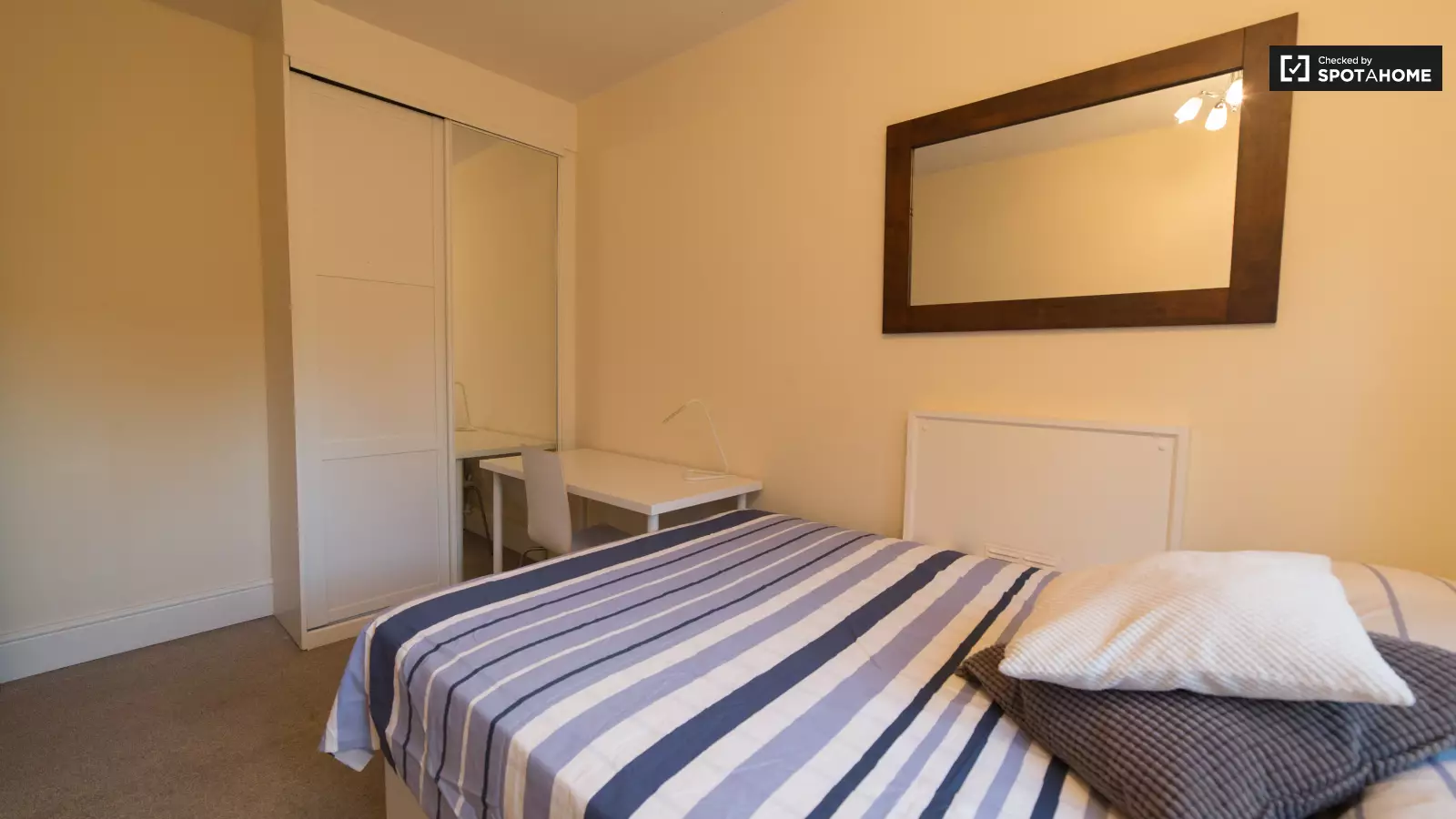 Flat Haldane Place in Greater London