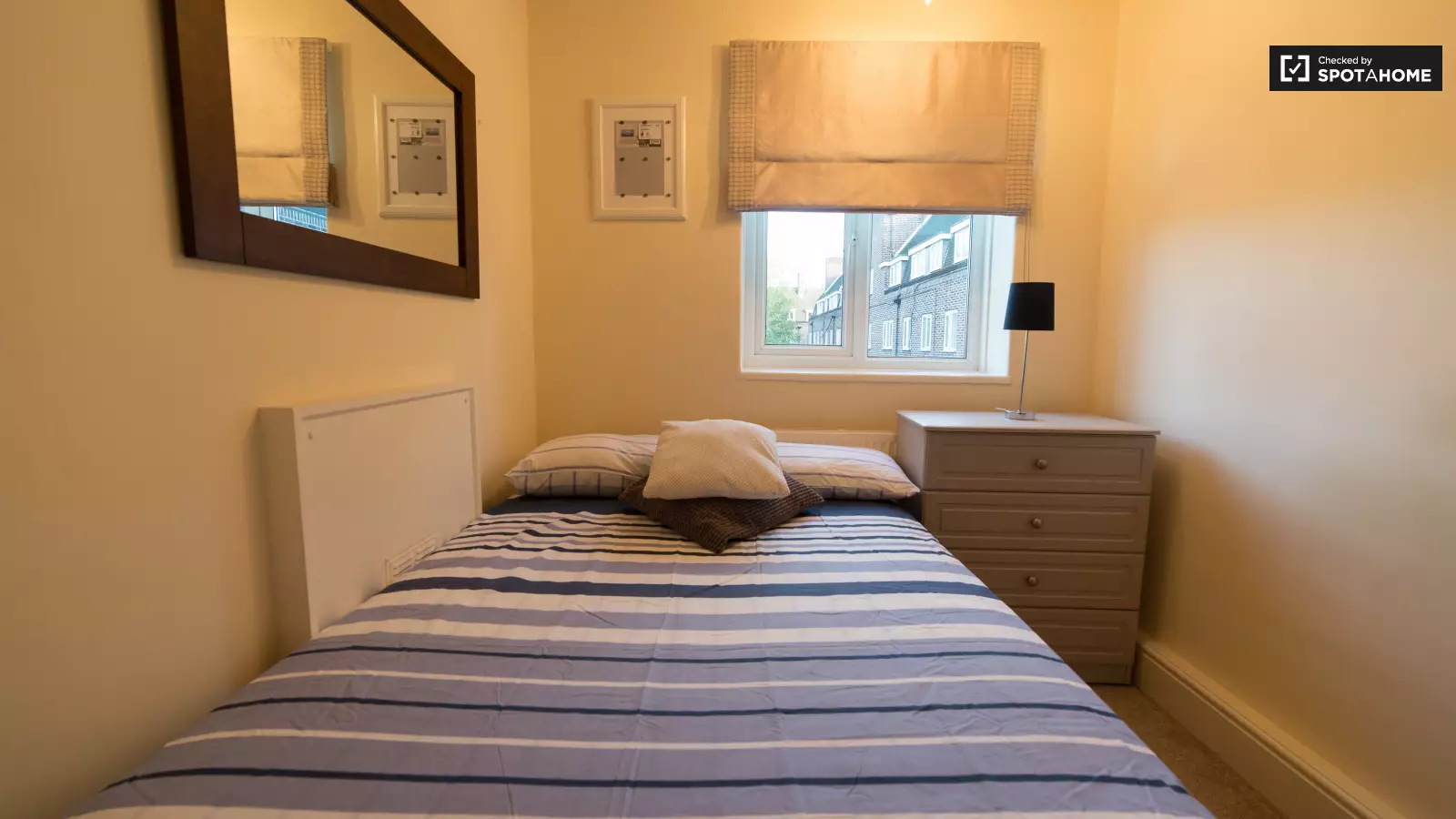 Flat Haldane Place in Greater London