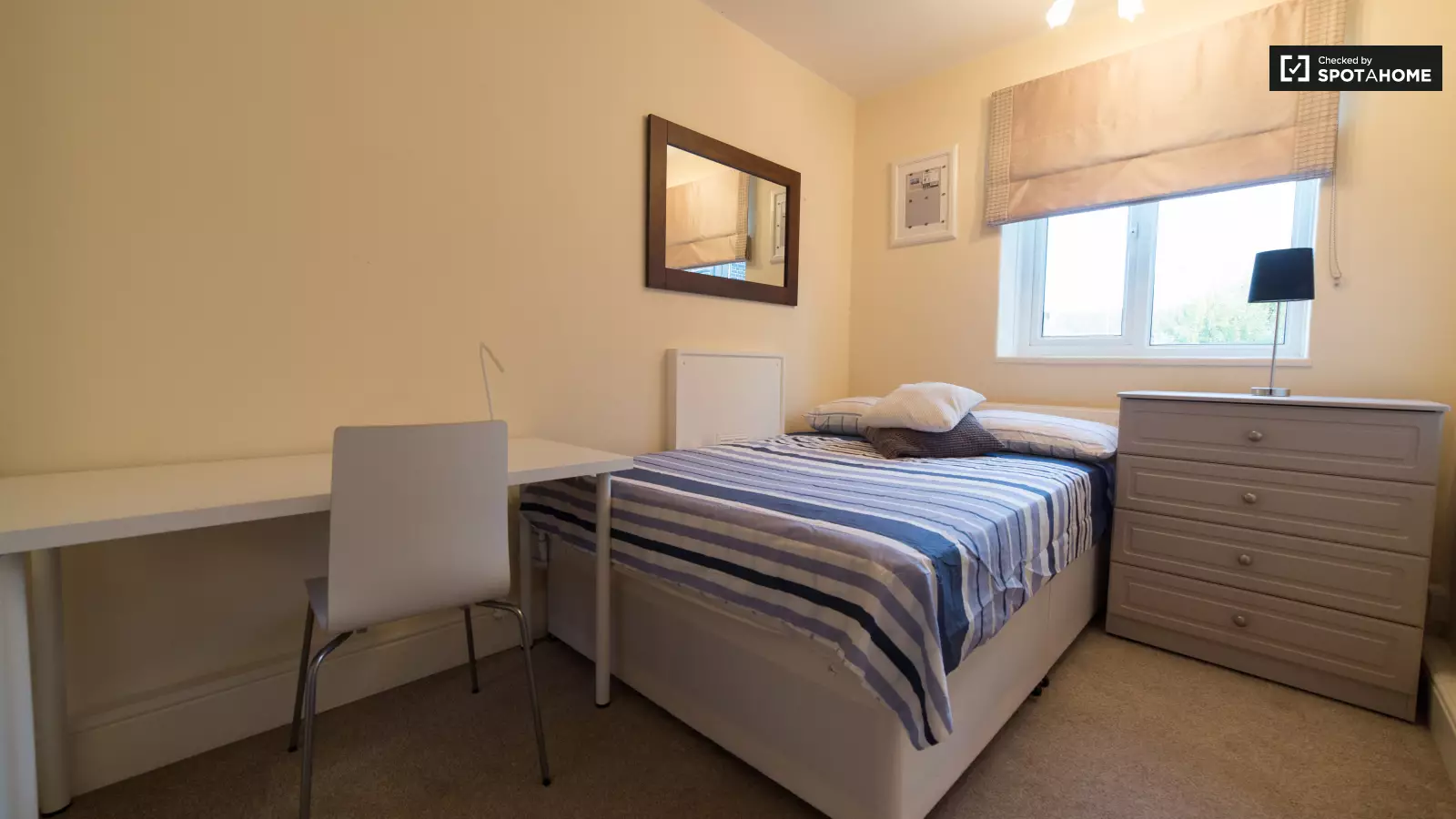 Flat Haldane Place in Greater London