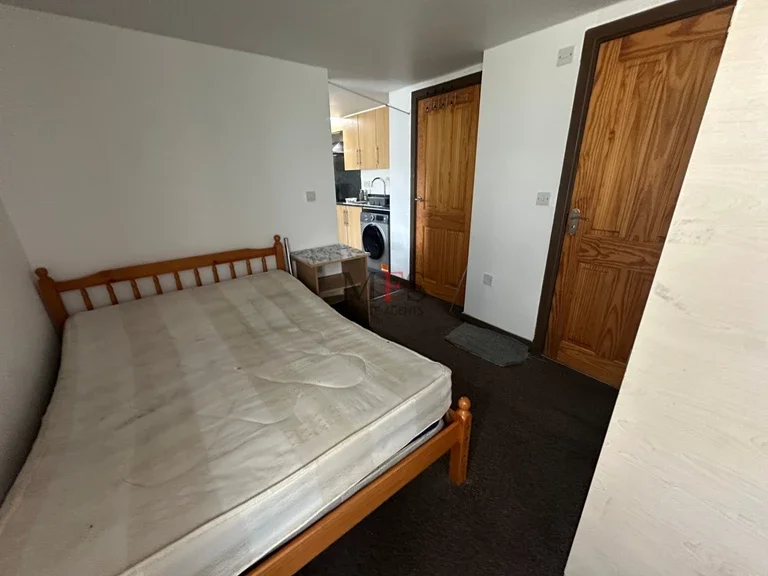 Flat Adelaide Road in Greater London
