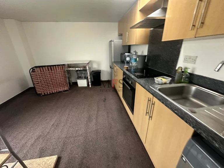 Flat Adelaide Road in Greater London