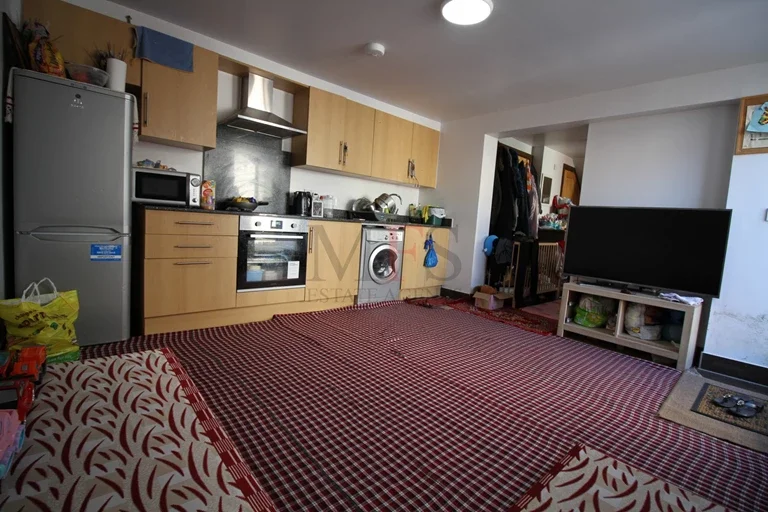 Flat Adelaide Road in Greater London