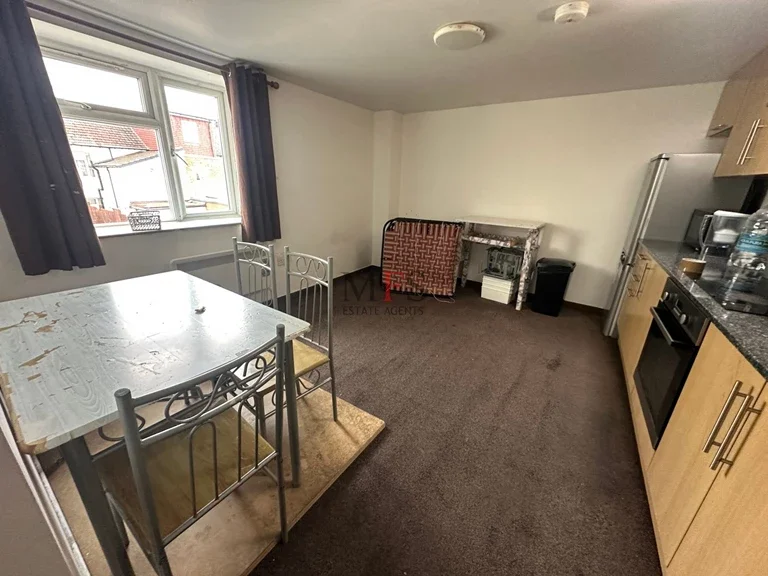 Flat Adelaide Road in Greater London