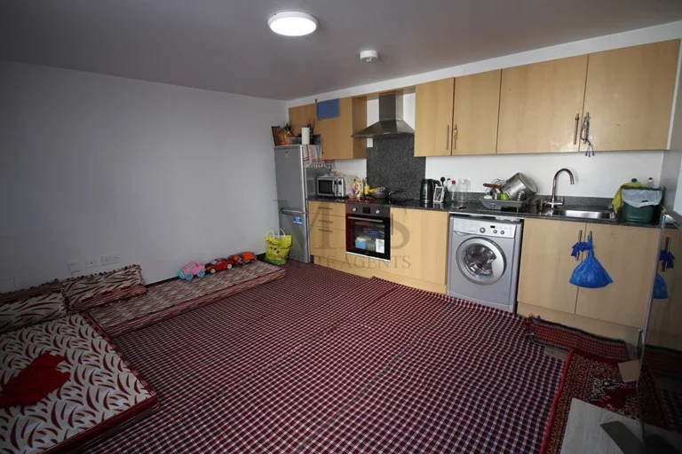Flat Adelaide Road in Greater London