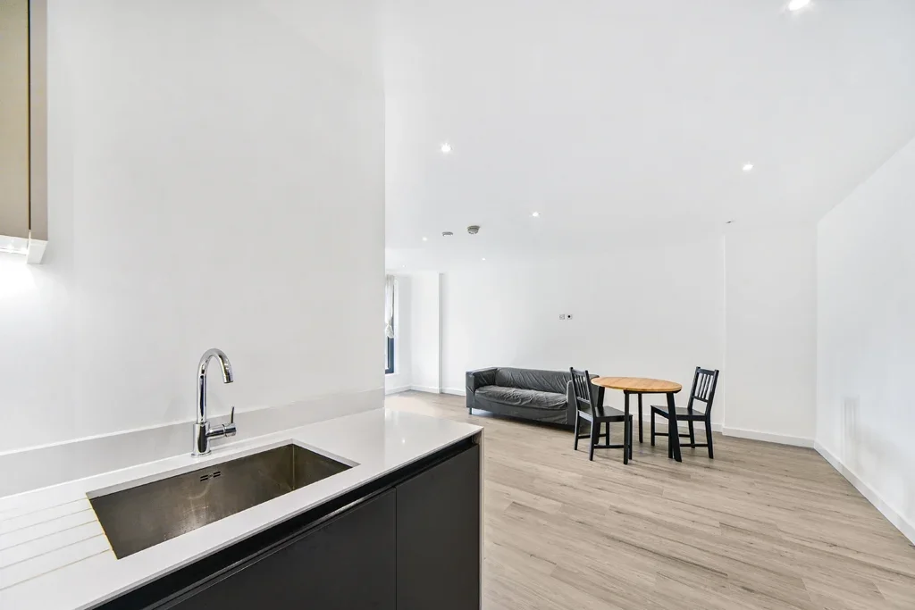 Flat Myrtle Alley in Greater London