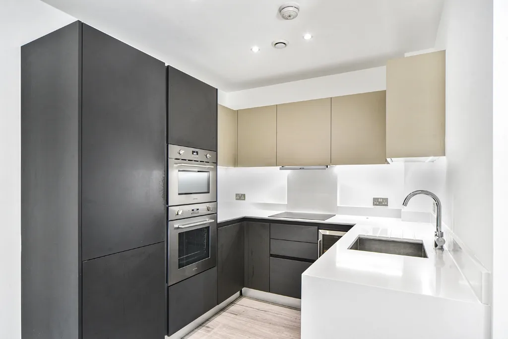 Flat Myrtle Alley in Greater London