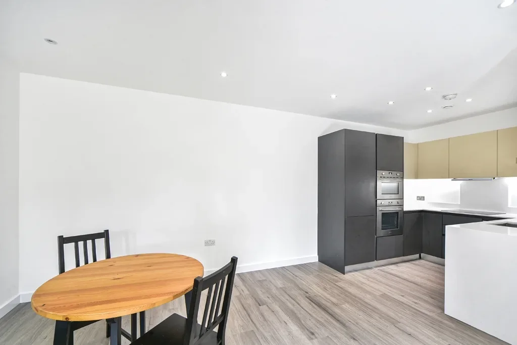 Flat Myrtle Alley in Greater London