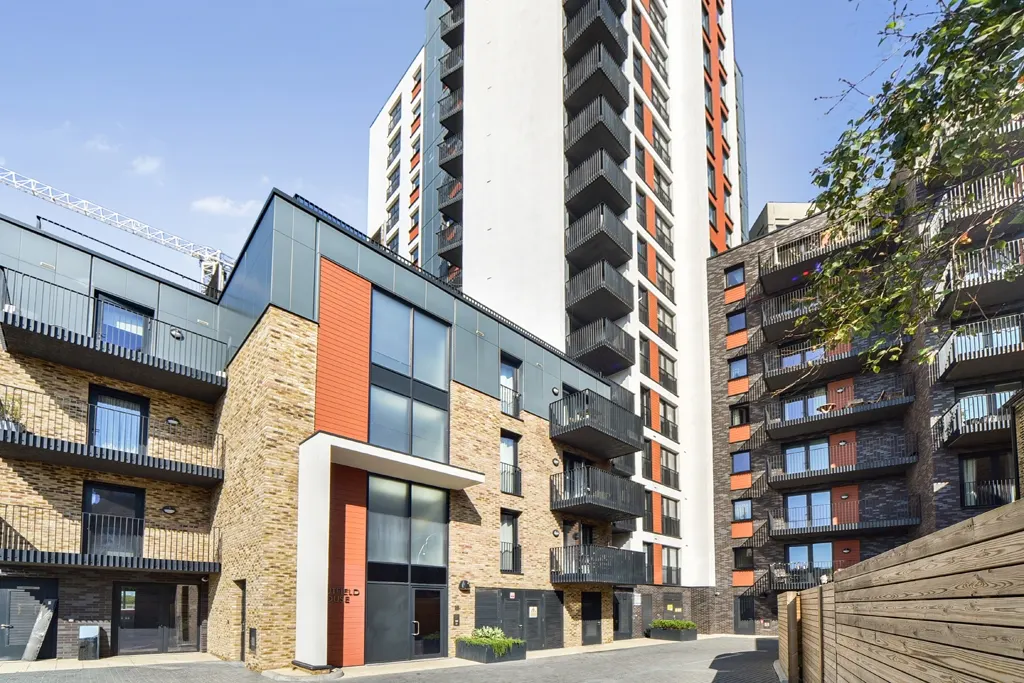 Flat Myrtle Alley in Greater London