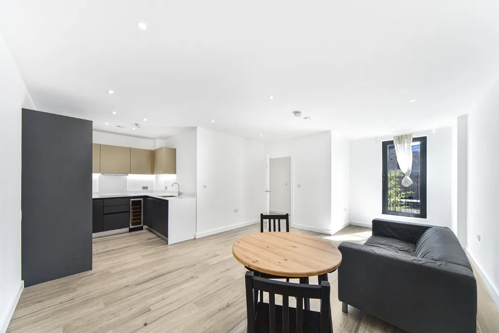 Flat Myrtle Alley in Greater London