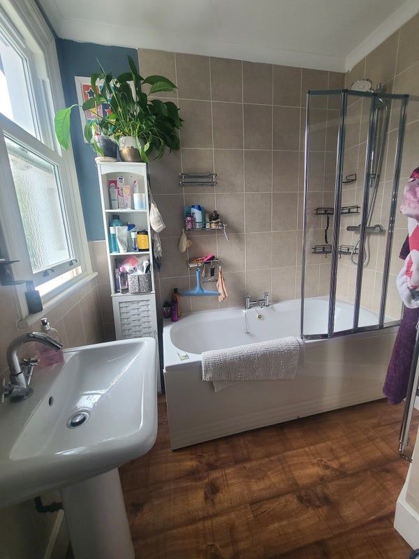 Room Lynwood Road in Greater London