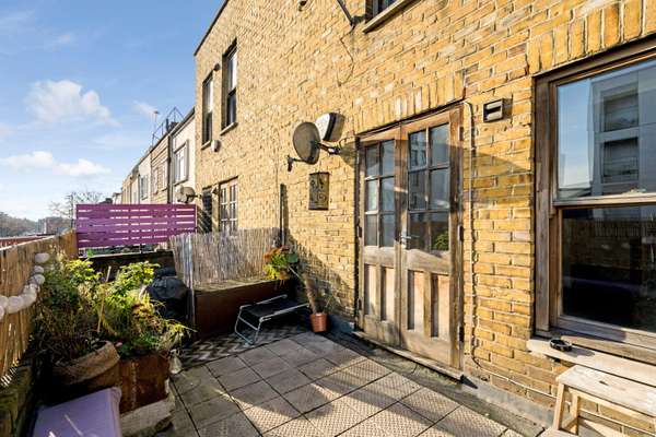 Flat Cambridge Heath Road in Greater London