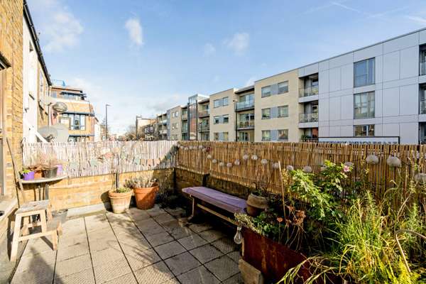 Flat Cambridge Heath Road in Greater London