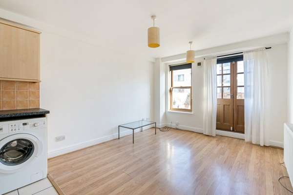 Flat Cambridge Heath Road in Greater London