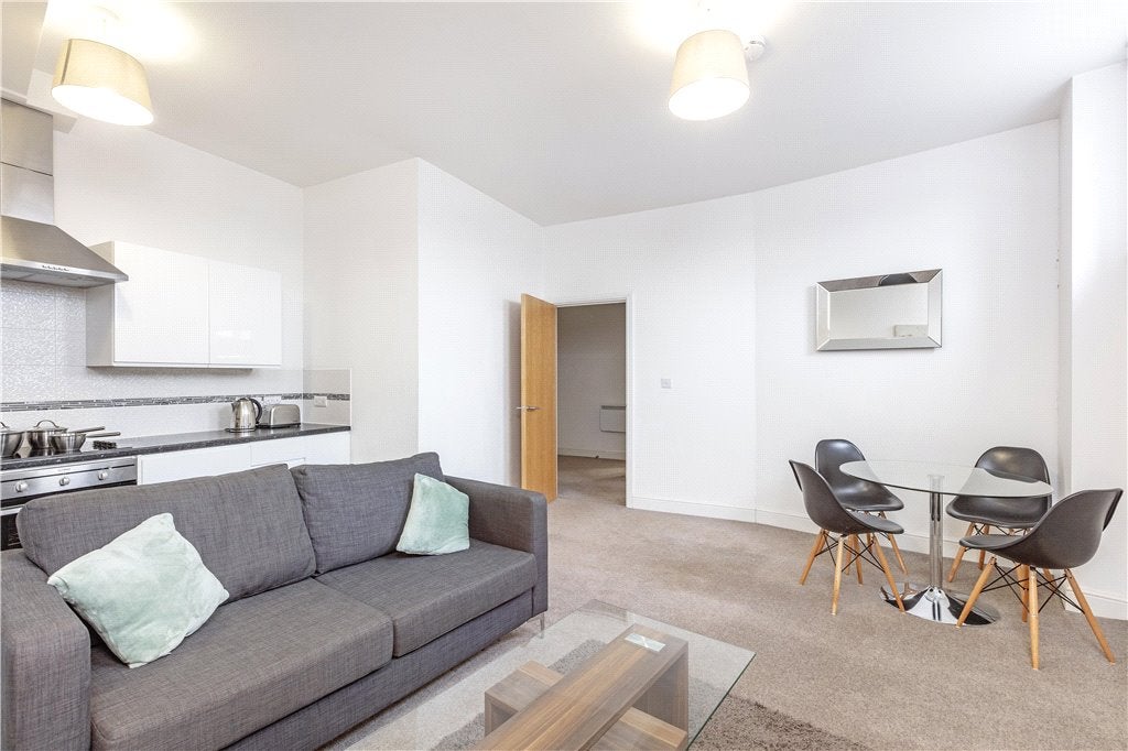 Flat Warple Way in Greater London