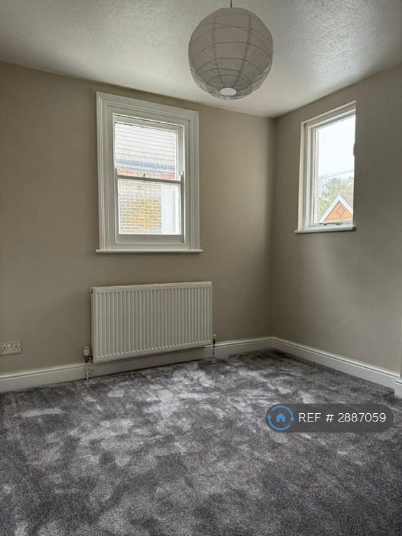 Flat Dornton Road in Greater London