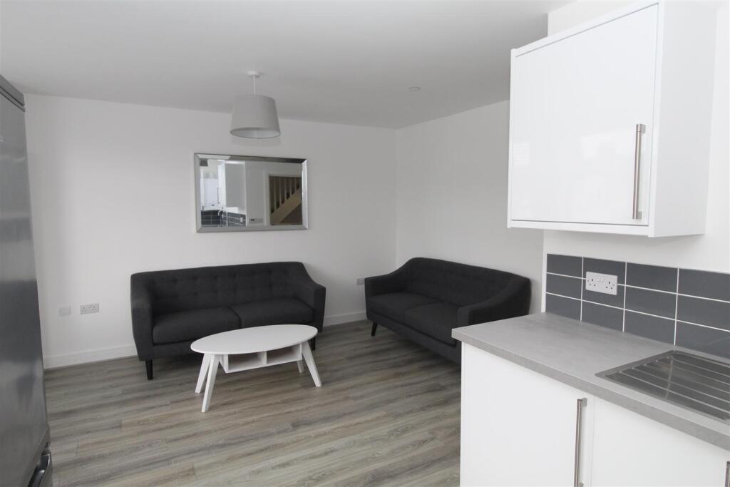 Flat Caerphilly Road in Cardiff