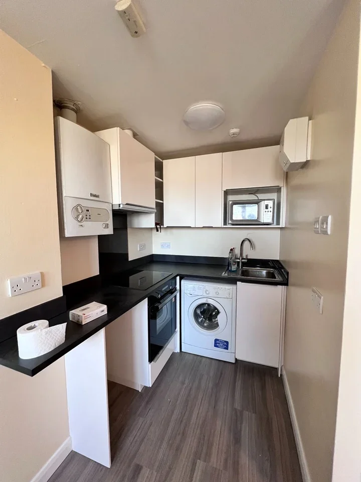 Flat Goldhawk Road in Greater London