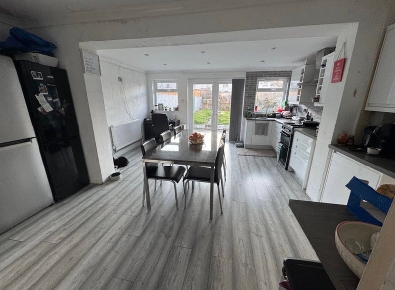 Room Madoc Road in Cardiff