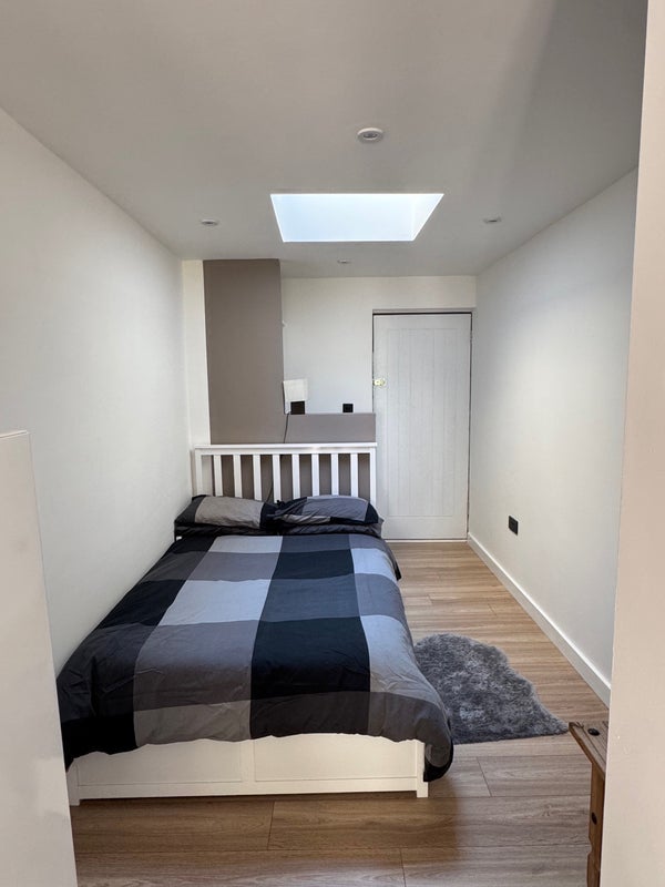 Room Madoc Road in Cardiff