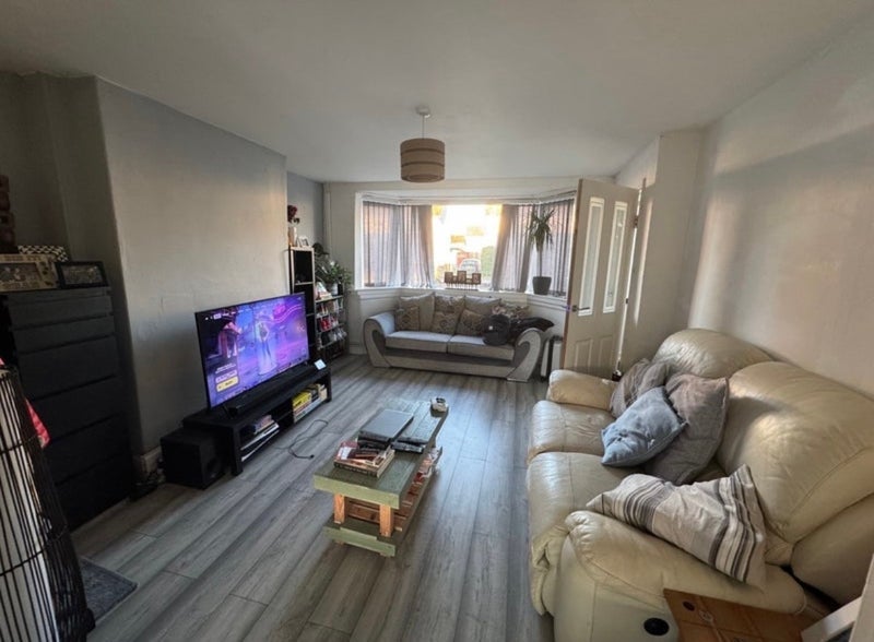 Room Madoc Road in Cardiff