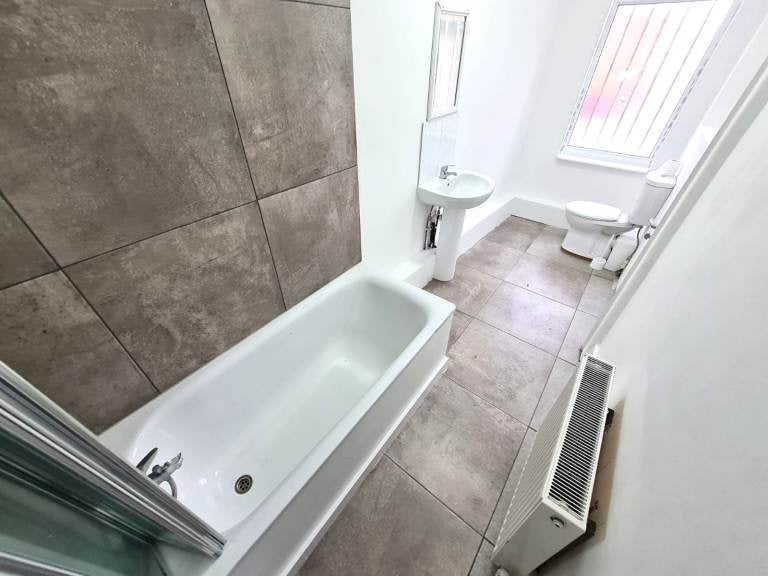 Flat Silver Street in Greater London
