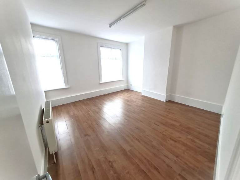 Flat Silver Street in Greater London