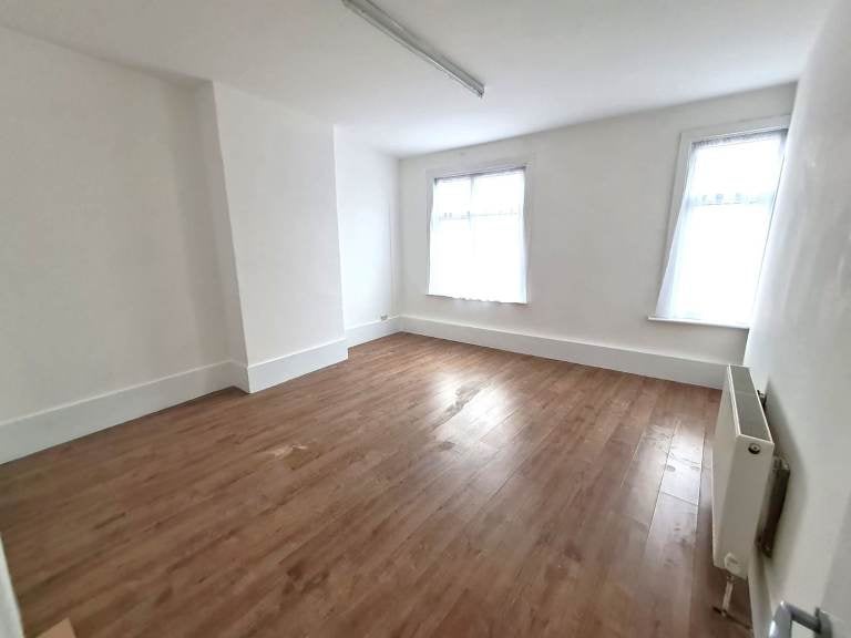 Flat Silver Street in Greater London