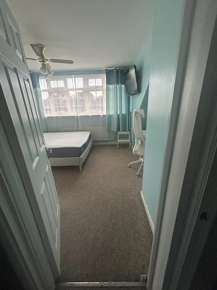 Room Atkinson Road in Greater London