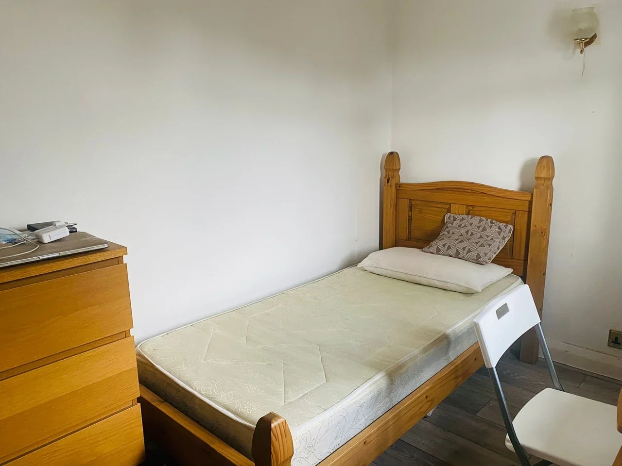 Room New Peachey Lane in Greater London